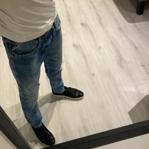 Replay Anbass jeans - Tjena! Säljer nu dessa schyssta replay Anbass jeans. Skick 10/10 Inga defekter ingenting! Pris kan diskuteras