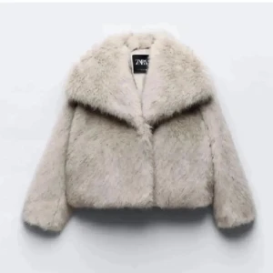 Beige pälsjacka från Zara - Säljer en fluffig och trendig beige pälsjacka från Zara. Älskar den men tröttnat lite på den så säljer den vidare! Storlek S! Passar perfekt under vintern och passar både till vardags och fest! Hör av er vid frågor🤩pris går att diskutera 