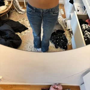 Blå jeansbyxor - Säljer dessa fina jeans från hm, bootcut lågmidjade i storlek 36. Jeansen är lite långa för mig o jag är 165🥰