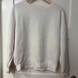 Vit sweatshirt från MSCH - Säljer en stilren vit sweatshirt från MSCH. Tröjan har en klassisk rund hals och långa ärmar, perfekt för en avslappnad look. Den är i en mjuk och bekväm bomullsmix som passar bra till vardags.
