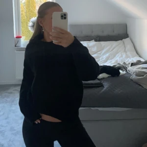 Svart stickad hoodie - Säljer den här snygga svarta stickade hoodien från Zara! Jag älskar den här tröjan då den är så bekväm och sticks inte alls! Den är även väldigt ny och i bra skick då den endast är använd 3 gånger.