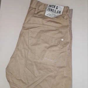 Beige shorts från Jack & Jones - Snygga beige shorts från Jack & Jones. Shortsen har en normal passform och passar till det mesta. Perfekt för sommarn. Garderobsrensning så kika gärna på övriga auktioner.