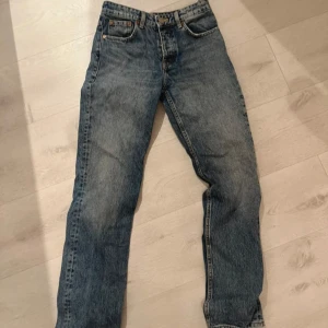 Blå jeans - Snygga straight jeans från Zara💕midwaist/lowwaist💕 säljs pga för små i midjan