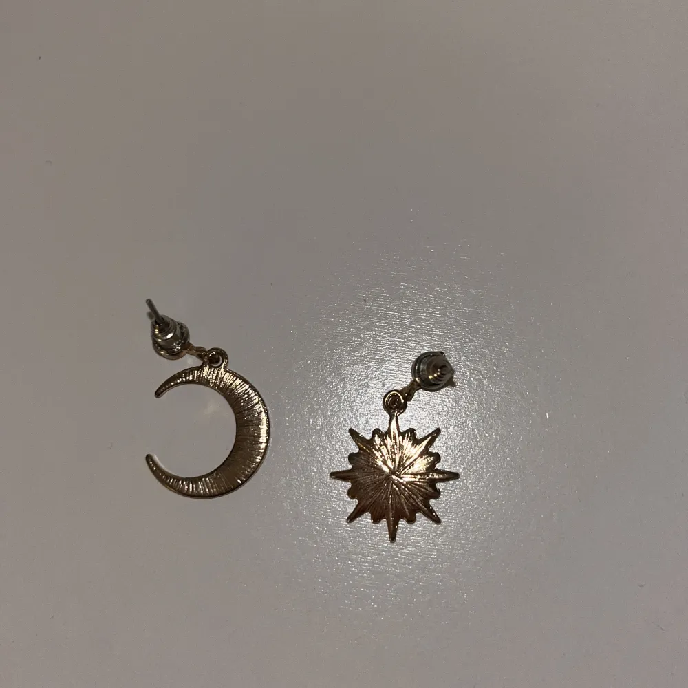 Snygga guldiga örhängen med en måne och en stjärna, dekorerade med glittriga detaljer!! Jag har använt 1 gång då de inte riktigt är i min stil, kommer ej ihåg vilket märke de är ifrån😭Köpte de för 400kr men säljer för 150-200kr, priset kan diskuteras🥂💗💗. Asusteet.