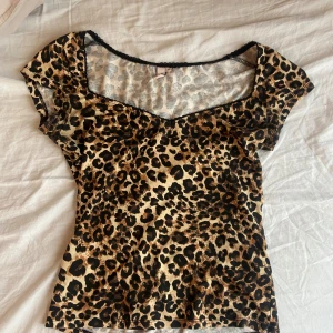Leopardmönstrad topp från Nelly - Säljer min snygga leopardtopp från nelly. Toppen är i storlek m men passar som s🥰
