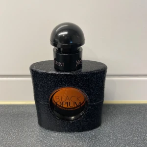 Black Opium parfym från Yves Saint Laurent - Säljer denna black opium parfym. Mer än 90% kvar. 30ml. Toppnoter: vanilj, vita blommor ackord, kaffe 