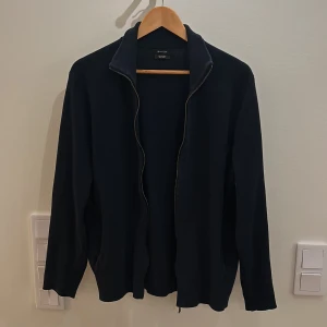 Massimo Dutti tröja  - Sjukt snygg tröja från Massimo Dutti i extrafin bomull. Det står storlek L men skulle själv säga att det är mer M då den tvättats och krympt men passformen är perfekt så det märks inte. 