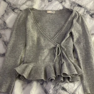 Grå Odd molly omlottkofta med volang - Jätte fin omlott kofta från Odd molly