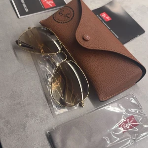 Ray ban  - Äkta Ray-Ban solglasögon (Fade)                        Kan mötas upp i Uppsala eller fraktas (köparen står för frakten)         Vid frågor så finns jag att kontaktas här.