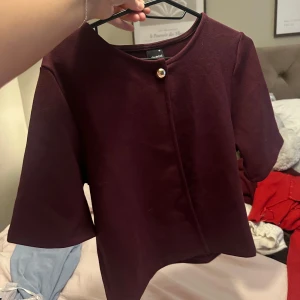 Vinröd topp med knappdetalj - Säljer en stilren vinröd topp med prislappen kvar.💕