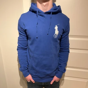 Ralph Lauren Big Pony - Fet Raffe Hoodie! | Fint skick har något litet tecken på användning inget som märks av direkt! | Storlek S man kan passa en M också skulle jag säga! | Ställ gärna frågor innan du köper! 