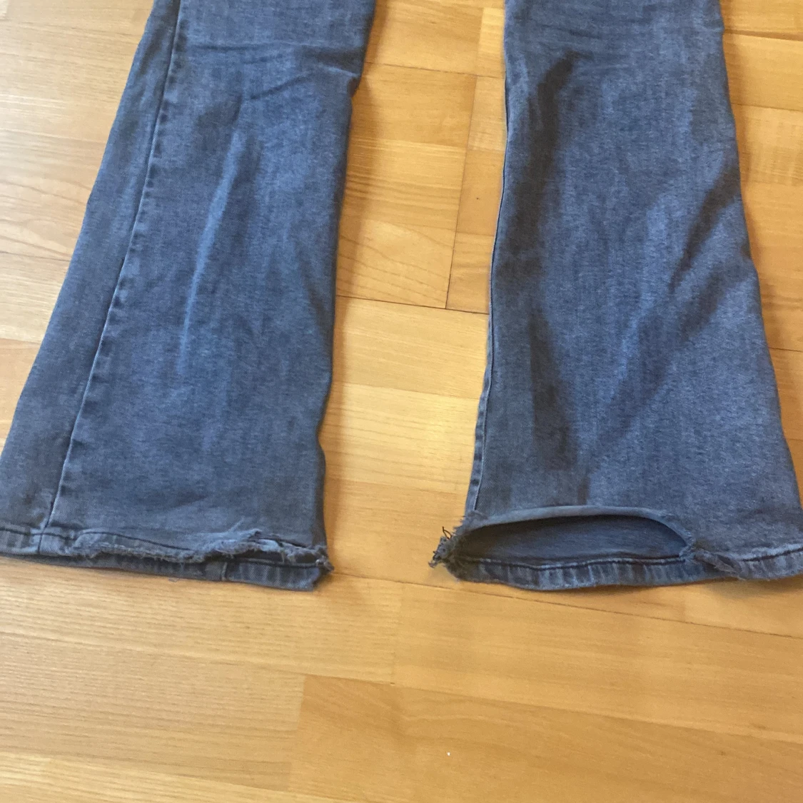 Grå bootcut jeans från Gina tricot  - 2