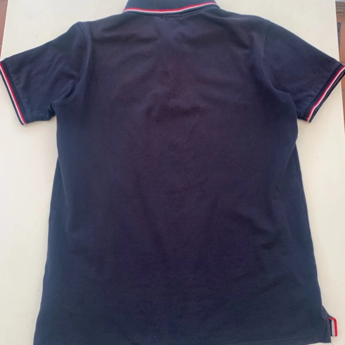 Mörkblå pikétröja från Moncler - 1