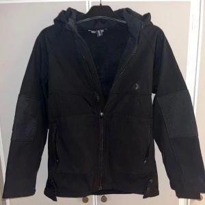 Vinterjacka Lager 157 - Säljer nu min gamla vinterjacka från Lager 157. Den är i väldigt fint skick 10/10 knappt använd. Storleken är 160.