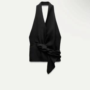 Svart halterneck topp - Elegant svart halterneck topp med knytning framtill. Perfekt för en stilren look. Helt ny, aldrig använd, lappen finns även kvar. (Omlotopp) tröjan kommer tas bort inom en vecka från min Plick 