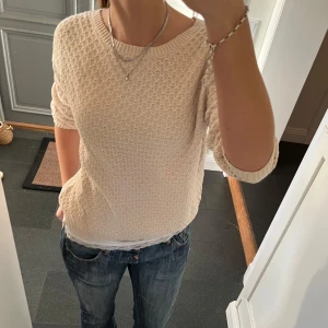 Beige stickad tröja  - Beige stickad trekvartsärmad tröja/topp i fint skick från Mango. Storlek M, skulle säga att den även passar S. Använd gärna köp nu!