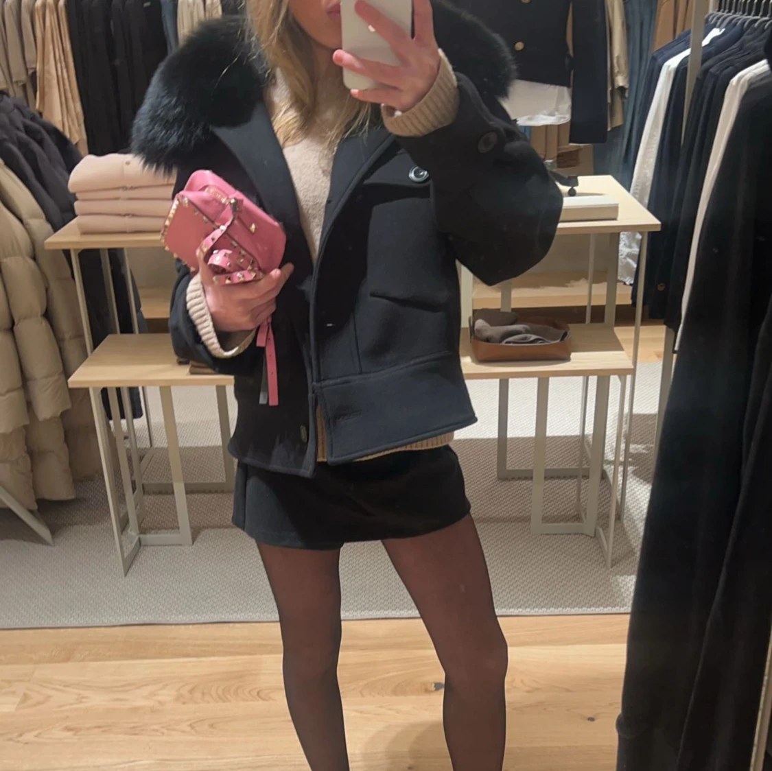 Svart kappa med pälsdetalj