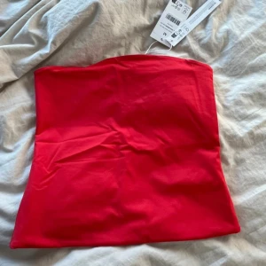 Röd tubtopp  - Säljer en snygg röd tubtopp. Perfekt för sommardagar eller att styla med en jacka. Enkel och stilren design som passar till mycket. Hör av dig vid intresse! ❤️