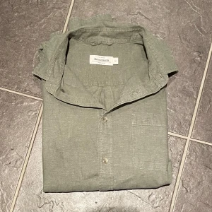 Linneskjorta  - Säljer en linneskjorta av nyskick                                   M                                                                                          Grön                                                                                    Pris på nätet: 500 kr
