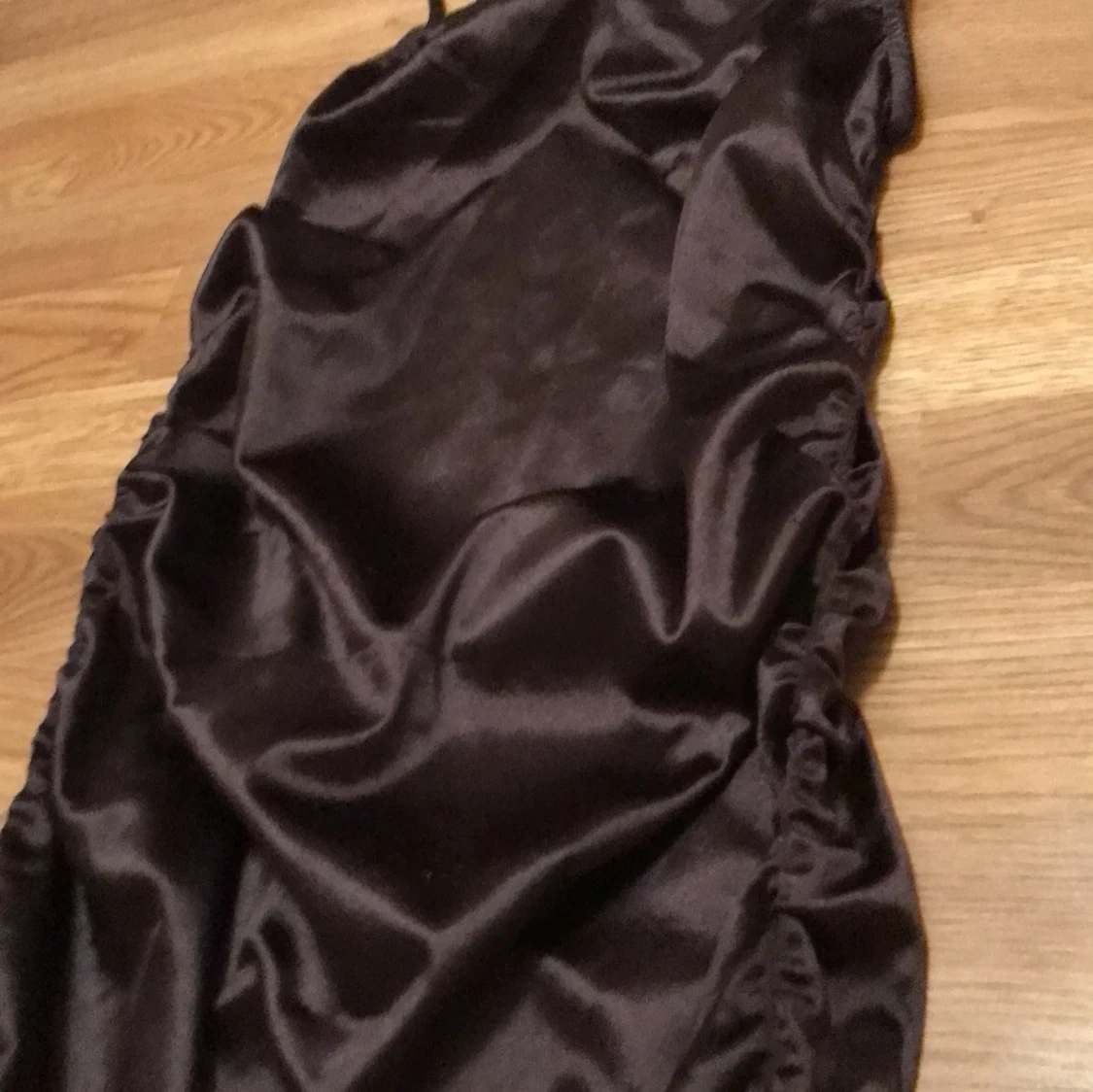 Svart satin klänning med smala axelband - 2