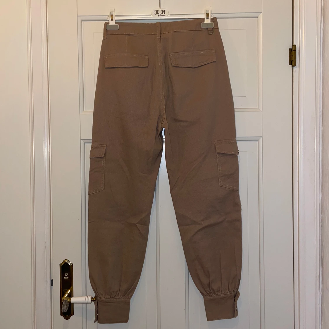 Beige cargopants med fickor - 1
