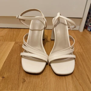 Vita klackskor - Säljer dessa klackskor som jag endast använt en gång. 