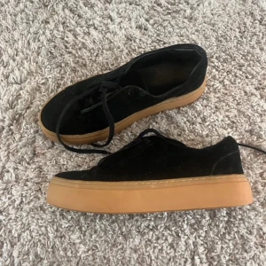 Skor - Jättefina svarta mocka skor med brun sula. Är jätteledsen att dem är försmå använda ett få antal gånger.  Kontakta gärna för mer info eller fler bilder. Priset kan diskuteras 