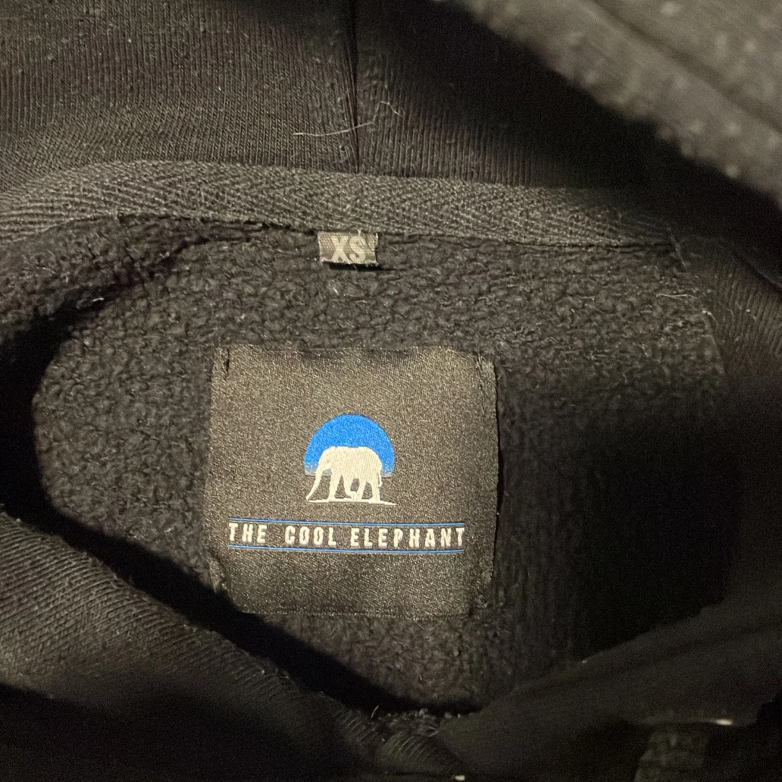 Svart hoodie med drakmotiv från The Cool Elephant - 2