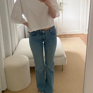 Blå bootcut jeans - blå bootcut jeans med medelhög midja. Slits nedtill. Från mango, storlek 34