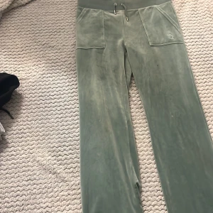 Gröna Juicy mjukisbyxor med fickor - Snygga gröna Juicy mjukisbyxor i ett mjukt material med fickor både fram och bak. Byxorna har en elastisk midja med snörning för extra komfort. Perfekta för en avslappnad stil.Jätte skön till sommaren och snygg!!