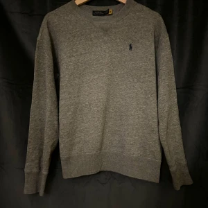 Grå sweatshirt från Polo Ralph Lauren - Säljer denna fina tröja  från Polo Ralph Lauren som är perfekt skick. Tröjan är i storlek S  men passar även M.  Kontakta gärna vid frågor☺️