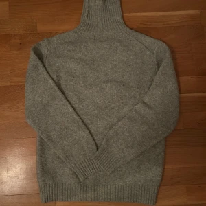 Grå polotröja från Zara - Supersnygg tröja med polo från Zara. Den är i storlek 152 men passar en xs-s 🥰