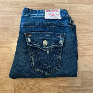 True religion jeans Bootcut Flare  - !skicka bud för snabb affär! Fina true religion jeans, storlek 28 i mycket bra skick. Fet Distressing. Mått: Midja 38 cm Ytterben 106 cm Innerben 82 cm Ben öppning 25 cm