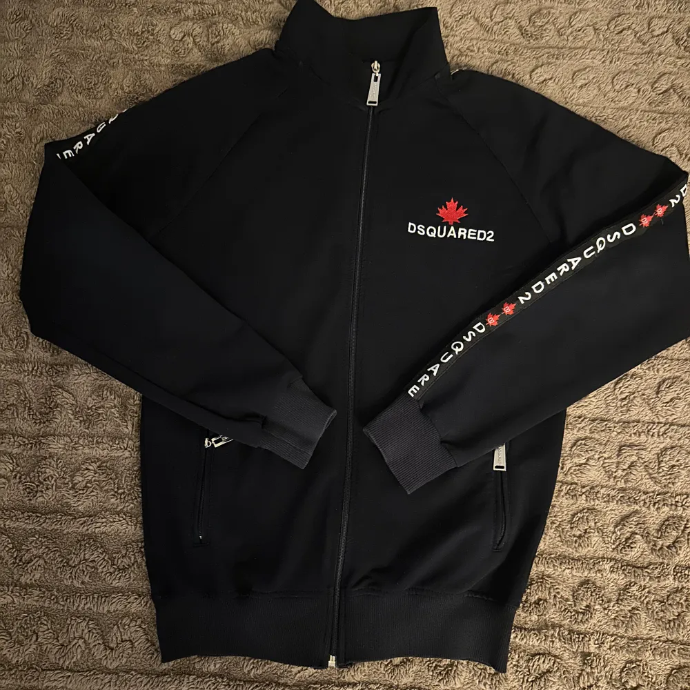 Produkt: Dsquared2 Tröja Storlek: S Märke: Dsquared2 Färg: Svart/Röd ⚫️🛑 Skick: Mycket Bra Skick Beskrivning: En snygg zip-up tröja i svart från Dsquared2. Perfekt för vardagsbruk , inga större skador, knappast tecken på användning. Frakt 🚚: Skickas inom 1-2 arbetsdagar efter betalning. Jag skickar via Postnord. Paketet är spårbart! 📨. Neuletakit & Villapaidat.