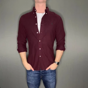 Ralph lauren skjorta - Hej säljer nu min fina Ralph Lauren skjorta i storlek M. Den är i nyskick och kommer vara otroligt snygg nu i vinter och framåt våren. Nypris cirka 1500kr! Vi kommer att sälja liknande produkter nu närmare våren så glöm inte följa profilen!🌊🍾