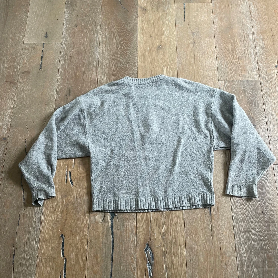 Grå stickad tröja - 1