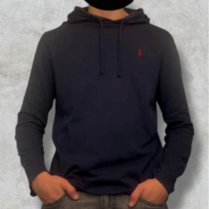 Marinblå Polo Ralph Lauren Hoodie - Marinblå Polo Ralph Lauren Hoodie. Storlek M. Mycket fint skick. Postar alltid inom 24h och priset kan diskuteras vid en snabb affär!
