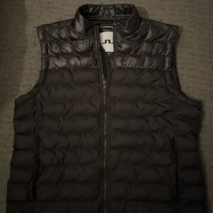 J.Lindberg väst  - Fräsch svart J.lindberg väst. Storlek XL men sitter som M/L. Bra skick. Pris kan absolut diskuteras! ☺️