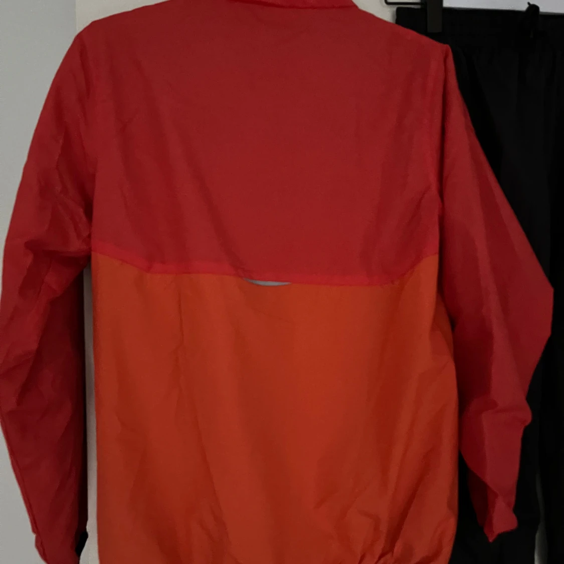 Röd och orange vindjacka och byxor  från SOC - 2