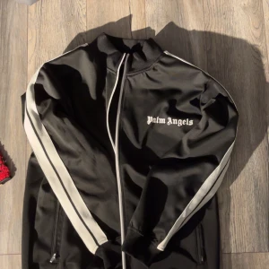 Svart track jacket från Palm Angels - Snygg svart track zip från Palm Angels. Storleken är S. Pris kan diskuteras vid snabb affär