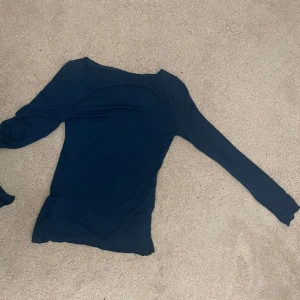 Mörkblå långärmad intimisimi - Säljer en stilren mörkblå långärmad tröja från intimissimi. Perfekt för en enkel och bekväm look. Tröjan är tillverkad i mjukt material och har en klassisk passform. Passar bra till både jeans och kjol. Hör av dig vid intresse! 💙Säljer pgr inte kommer till andväning