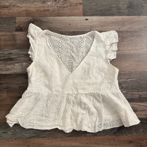 Vit volang topp  - Jättesöt volang topp som jag tyvärr inte vet vart den är ifrån! 🤩