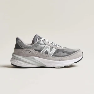 Grå sneakers från New Balance - New Balance 990v6, adrig använda, säljer pga inköpta i fel storlek! Nypris 2850kr