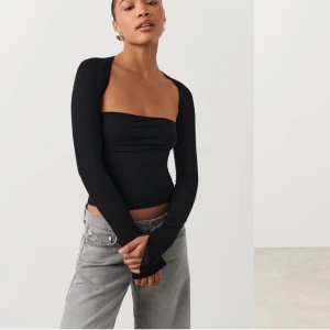 Svart topp från Gina Tricot - Super snygg svart topp från Gina som passar till det mesta!! Använd 1 gång🩷