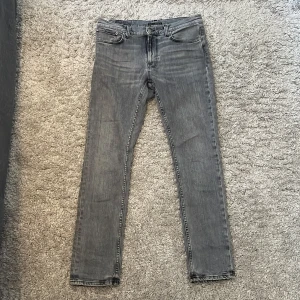 Nudie jeans - Nudie jeans i grå färg. Storlek är 32/32. Jag är 182cm. Inga defekter. Schysst färg och skön passform. Kolla gärna in mina andra plagg o kom dm om du har några funderingar!🐣🍀