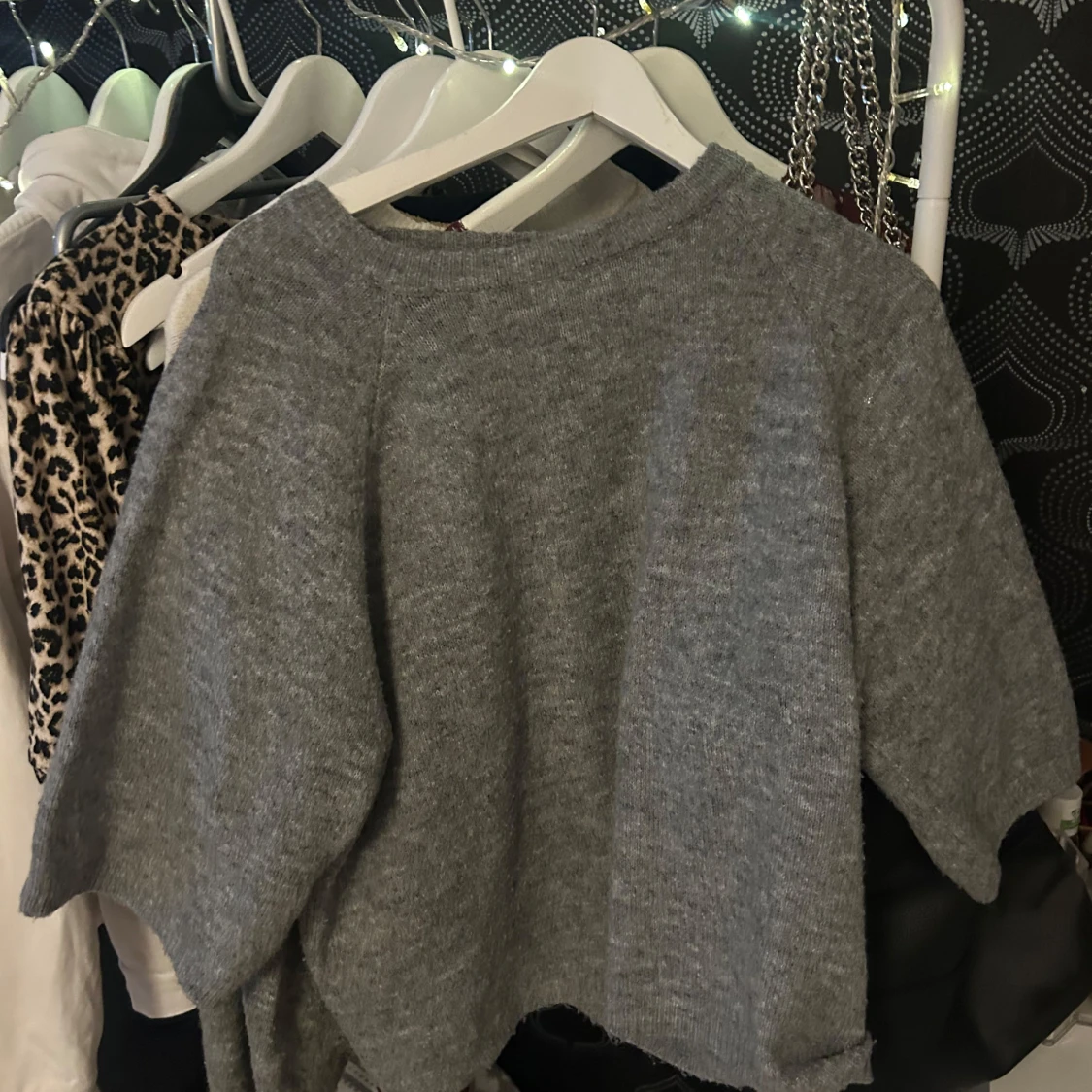 Grå stickad tröja - 1