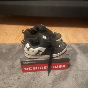 Svarta sneakers från DC Shoes - Säljer ett par svarta sneakers från DC Shoes. Ganska använda som man kan se i bilderna samt att färgen har börjat flagna längst fram i skon, men går o fixas med färg!
