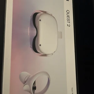 Oculus Quest 2 VR-headset - Säljer ett Oculus Quest 2 VR-headset i vitt. Inkluderar två handkontroller och justerbart huvudband. Har inte använt det så mycket för jag inte har haft tid så det funkar som nytt!