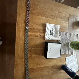 Mönstrat bälte från Gucci - Säljer ett stilrent bälte från Gucci med deras ikoniska mönster. Bältet har en klassisk design med en diskret färgpalett och är perfekt för att lyfta vilken outfit som helst. Kommer med originalförpackning och dustbag. Plagget är i bra skick, priset kan diskuteras!