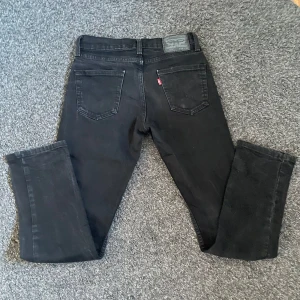 Levis jeans slim fit  - W29 L 32 som nya 